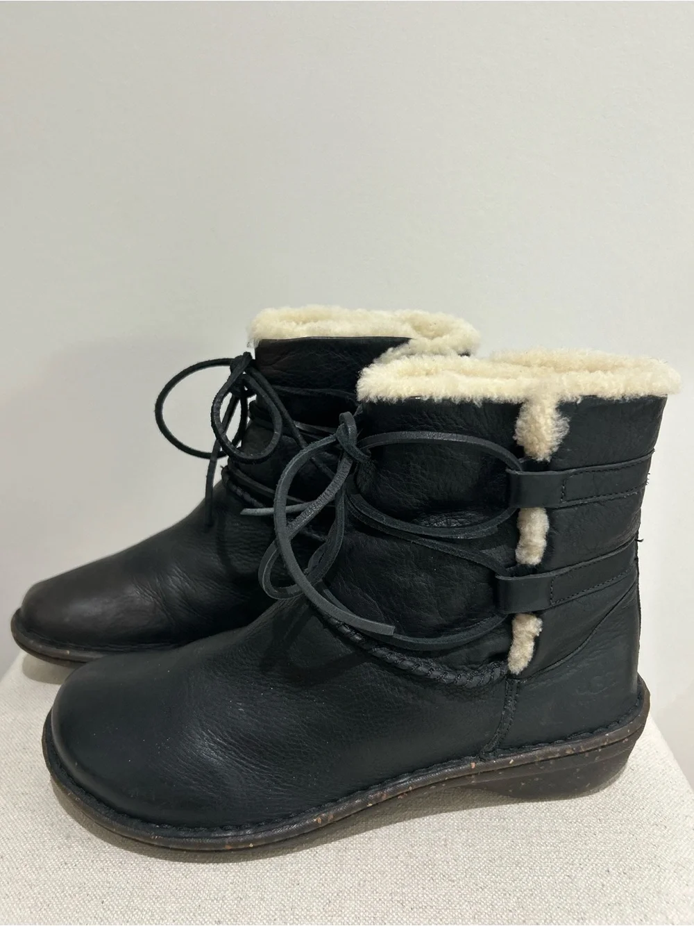 Ugg Caspia 1932 Winter Leather Sheepskin Moto Ankle Boot Black Sz 10 EUC Rugged